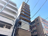 コンフォリア・リヴ門前仲町イースト 青空を背景に周辺建物と調和する中層マンションの外観