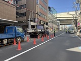 コンフォリア・リヴ門前仲町イースト 前面道路から見た建物と周辺の街並みの様子