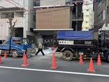 コンフォリア・リヴ門前仲町イースト 前面道路での工事風景と建物外観