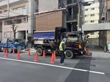 コンフォリア・リヴ門前仲町イースト 建物前の道路で配送トラックが停車している様子