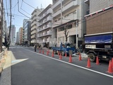 コンフォリア・リヴ門前仲町イースト 前面道路から見た建物外観と周辺の街並み