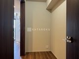 コンフォリア・リヴ門前仲町イースト 落ち着いた色合いの廊下から続く洋室入口