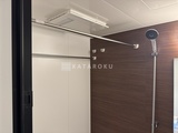 コンフォリア・リヴ門前仲町イースト モダンな浴室空間、木目調壁面とレインシャワーヘッドの設備