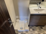コンフォリア・リヴ門前仲町イースト トイレと洗面台が一体配置された清潔感のあるサニタリースペース