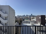 コンフォリア・リヴ門前仲町イースト バルコニーから見た都市景観と清々しい青空