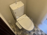 コンフォリア・リヴ門前仲町イースト 温白色の照明が落ち着いた印象のトイレ空間