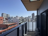 コンフォリア・リヴ門前仲町イースト 高層階から都市風景を臨むバルコニーの様子