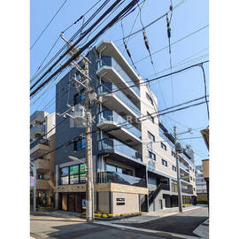 プラネソシエプラス旗の台 街角に建つモダンな外観の建物を前面道路から捉えた様子