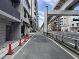 ジーグランデ西日暮里 高架下の通りから見た建物と周辺街並みの様子