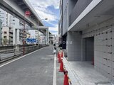 ジーグランデ西日暮里 駅前の高架下に広がる建物エントランスと周辺の街並み