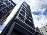 ジーグランデ西日暮里 下から見上げた高層マンションの外観と青空
