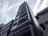 ジーグランデ西日暮里 モダンな印象の中高層マンション外観を下から見上げた様子