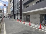 ジーグランデ西日暮里 前面道路から見た建物エントランス周辺の様子