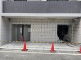ジーグランデ西日暮里 建設中のエントランス周りを保護フェンスで囲んだ建物入口の様子