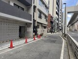 ジーグランデ西日暮里 建物前面の通りから見た立地環境と建物外観