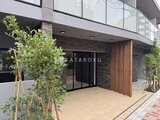 ドゥーエ三ノ輪3 木調とダークトーンでまとめた落ち着いた印象のエントランスアプ