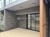 ドゥーエ三ノ輪3 モダンな印象のエントランスポーチ、レンガ調タイルと木目パネル