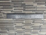 ドゥーエ三ノ輪3 グレートーンのタイル張りが落ち着いた印象の建物エントランス