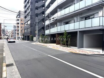 ドゥーエ三ノ輪3 前面道路から見たモダンな外観と開放的なエントランスの様子