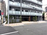 ドゥーエ三ノ輪3 前面道路から見たモダンな建物外観と開放的なエントランス