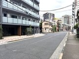 ドゥーエ三ノ輪3 前面道路から見た建物外観と周辺の街並み