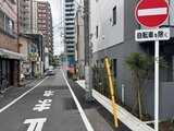 ドゥーエ三ノ輪3 住宅街の狭い路地に建つグレーモダンな建物外観