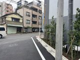 ドゥーエ三ノ輪3 前面道路から見た建物外観と周辺の街並み