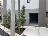 ドゥーエ三ノ輪3 モダンな外観にグリーンを配した開放的なエントランスアプローチ