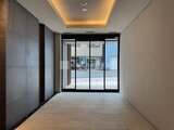 ドゥーエ三ノ輪3 間接照明が落ち着いた印象のエントランスホール、大きな窓から外