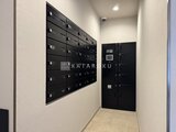 ドゥーエ三ノ輪3 黒いメールボックスと宅配ボックスが設置された明るいエントラン