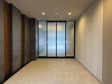 ドゥーエ三ノ輪3 落ち着いた色合いの共用廊下と、スリガラス仕上げのエレベーター