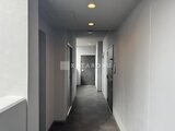 ドゥーエ三ノ輪3 明るい照明の共用廊下と複数の住戸入口