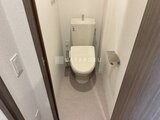 ドゥーエ三ノ輪3 温かみのある壁と落ち着いた色調でまとめたトイレ室
