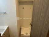 ドゥーエ三ノ輪3 洗濯機置き場と収納棚を備えた洗面スペース