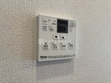 ドゥーエ三ノ輪3 給湯器のリモコンパネルが設置された壁面