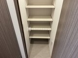 ドゥーエ三ノ輪3 棚板充実した廊下の物入れ収納