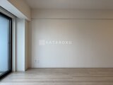 ドゥーエ三ノ輪3 窓から光が入る明るいリビング、床は木調フローリング