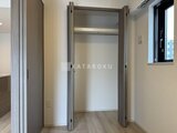 ドゥーエ三ノ輪3 開き戸の奥行きのあるクローゼット空間