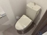 ドゥーエ三ノ輪3 温白色で統一された清潔感のあるトイレ空間