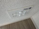 ドゥーエ三ノ輪3 天井に設置されたコンセントと照明スイッチ