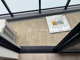 ドゥーエ三ノ輪3 明るい採光が入るリビングダイニングの床と天井部分