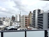 ドゥーエ三ノ輪3 バルコニーから見た都市景観と隣接する建物群