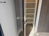 ドゥーエ三ノ輪3 建具で仕切られた玄関廊下と収納たっぷりの可動棚