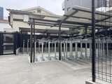 ACPレジデンス中野新橋 自転車置場と屋根付きの駐輪スペースがある共用施設の外観