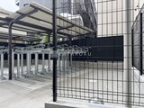 ACPレジデンス中野新橋 モダンな建物の駐輪場と開放的なエントランスアプローチ
