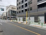 ACPレジデンス中野新橋 前面道路から見たモダンな建物外観と周辺の街並み