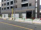 ACPレジデンス中野新橋 前面道路から見た建物1階のエントランス周辺と駐輪スペース