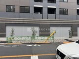 ACPレジデンス中野新橋 建物1階の駐車場エントランスと白いシャッター付きのガレージ外