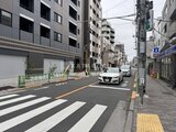 ACPレジデンス中野新橋 交差点に面した前面道路から見た建物外観と周辺街並み