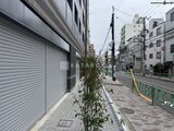 ACPレジデンス中野新橋 前面道路沿いの落ち着いた建物外観と歩道の様子